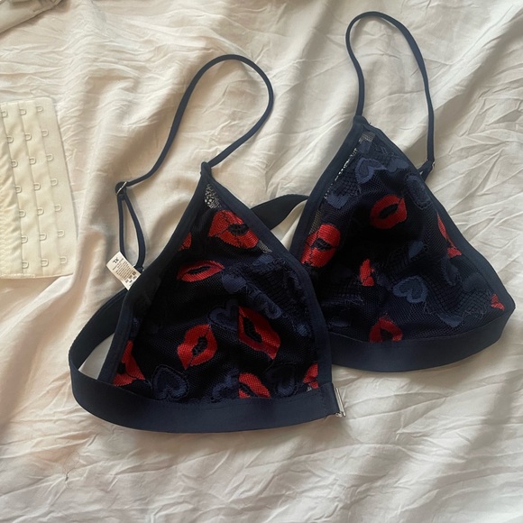 Miscellaneous and various pretty and practical bras with a camisole is included - Picture 8 of 11